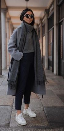 Winter Outfits Ideas, Minimalist Moda, Hijab Inspiration, New York Outfits, Look Adidas, Gray Coat, Winter Styles, Winter Fashion Outfits Casual, Casual Chique