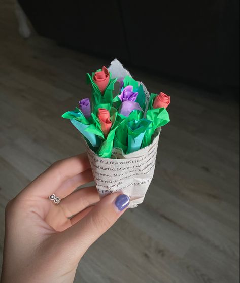 How To Make Sticky Note Flowers, Sticky Note Flowers, Things To Do With Sticky Notes, Sticky Notes Flowers, Cute Drawings Ideas, Sticky Note Art, Cute Present Ideas, Presents Aesthetic, Sticky Note Crafts