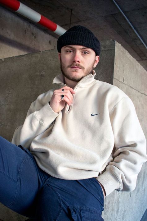 Model sitting down wearing a beige nike quarter zip paired with a black beanie. Vintage Quarter Zip Outfit, Quater Zipper Outfit, White Quarter Zip Outfit, Quarter Zip Outfit Men, Vintage Outfits Mens, Quarter Zip Outfit, Zipper Outfit, Vintage Quarter Zip, Nike Quarter Zip