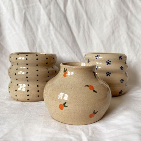 Cute Ceramics Ideas Vases, Ceramic Art Simple, Pottery To Make, Vase Pottery Ideas, Ceramic Art Vase, Ceramic Art Aesthetic, Vase Pottery Painting Ideas, Ceramic Room Decor, Clay Vases Pottery