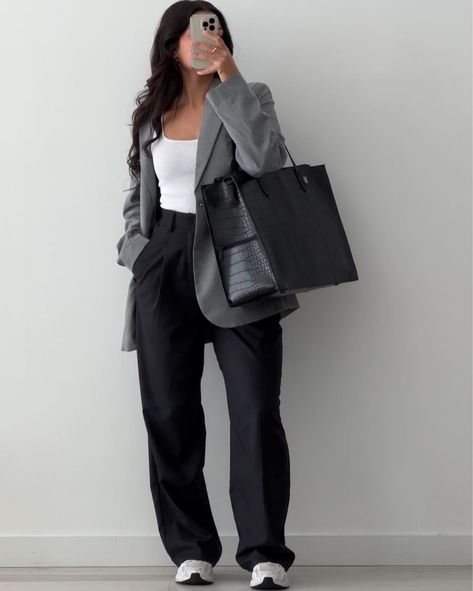 Button Up And Slacks For Women, Business Casual T Shirt Outfit, Women Black Button Down Outfit, Office Looks For Women Business, Psychology Outfits, Modern Work Outfits Women, Black Button Down Shirt Outfit, Baddie Office Outfits, Baddie Office