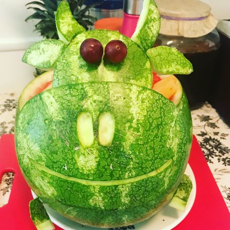 Cute cow design Cow Watermelon Carving, Cow Food Art, Cow Fruit Tray, Cow Party Snacks, Cow Baby Shower Food Ideas, Food For Cow Themed Party, Cow Birthday Party Food Ideas, Moo Moo I'm Two Birthday Food, Cow Shaped Food