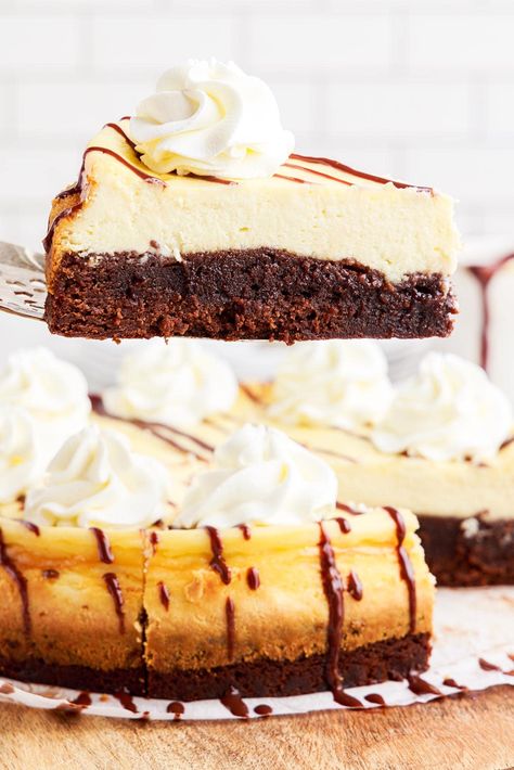 Cheesecake With Brownie Crust, Brownie Bottom Cheesecake Recipes, Brownie Cheesecake Recipe, Brownie Bottom Cheesecake, Brownie Bottom Cheesecake Recipe, Pampered Chef Brownie Pan, Snickerdoodle Cheesecake, Brownie Cheesecake, Cheesecake With Whipped Cream