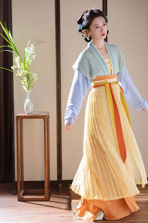 Royal Hanfu, China Traditional Clothes, Historical Chinese Clothing, Song Dynasty Hanfu, Flower Animation, Travel Trinkets, Chinese Historical Fashion, Tang Dynasty Clothing, Traditional Vietnamese Clothing