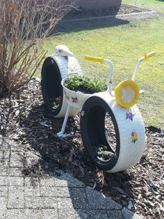 Tire Playground Diy, Small Tire Projects, Tire Hacks, Painted Tires, Tire Craft, Reuse Old Tires, Tire Garden, Tire Art, Garden Bench Diy