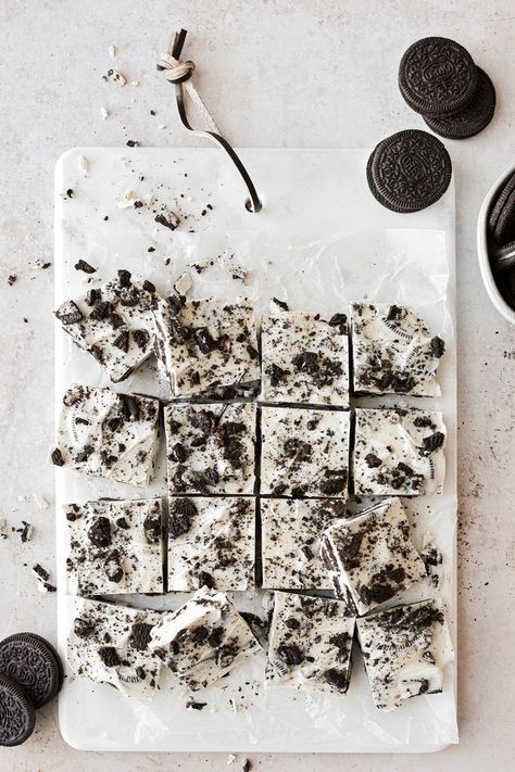 This cookies and cream bark is an easy candy to make for the holidays, and it only requires two ingredients. Cookies And Cream Bark, Chip Sandwich, Chocolate Oreo Cookies, Homemade Oreo Cookies, Oreo Bark, White Chocolate Oreos, Cookie And Cream Cupcakes, White Food Coloring, Crumble Cookie Recipe