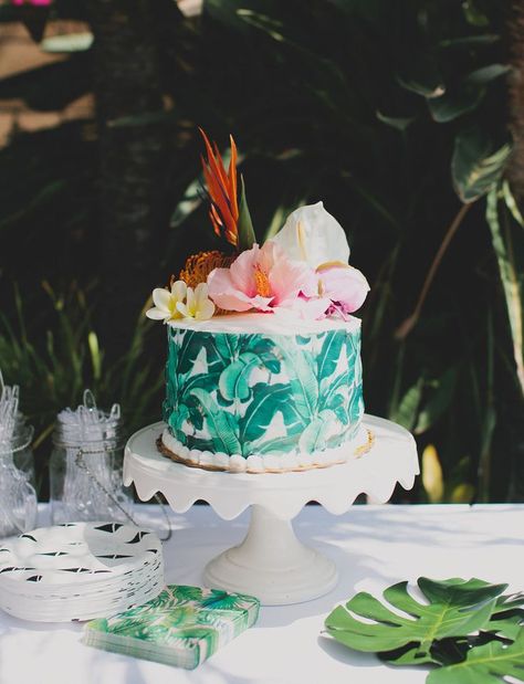 Banana leaf wrapped cake, paired with hibiscus, bird of paradise, and monstera leaves! Tenerife Wedding, Leaf Cake, Tropical Cake, Tropical Wedding Cake, Wedding Shower Cakes, Weddings Abroad, Tropical Bridal Showers, Fiesta Tropical, Zucchini Cake