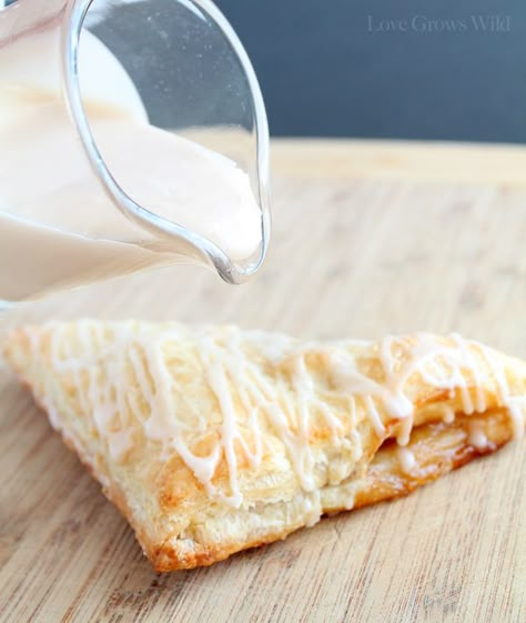 Vanilla Glaze Recipe, Turn Overs, Breakfast Pastry Recipes, Healthy Apple Desserts, Apple Turnover Recipe, Apple Turnover, Turnover Recipes, Breakfast Pastry, Apple Glaze