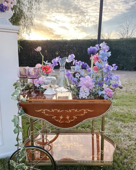 We love a sexy bar set up.. it’s a necessity in our book 💁🏼‍♀️ When we work with a bar team like @dashing_spirits we make sure to create beautiful designs that match the vibe! It’s important to know what bar style they are using, the menu/decor that is incorporated, and how they plan on displaying bottles & drinks so the arrangements are a cohesive and seamlessly blend into the existing space. Mobile Bar Team: @dashing_spirits Planner: @cedarandsagewed Venue: @thenardinimanor Signage: @... Bouquet Bar, Space Mobile, Bar Business, Bar Set Up, Bar Styling, Mobile Bar, Wedding Bar, The Vibe, Bar Set