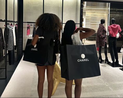 Chanel Shopping, Luxury Lifestyle Aesthetic, Black Future, Bussines Women Lifestyle, Shopping Luxury, Luxury Magazine, Rich Girl Aesthetic, Cute Friend Photos, Young Black