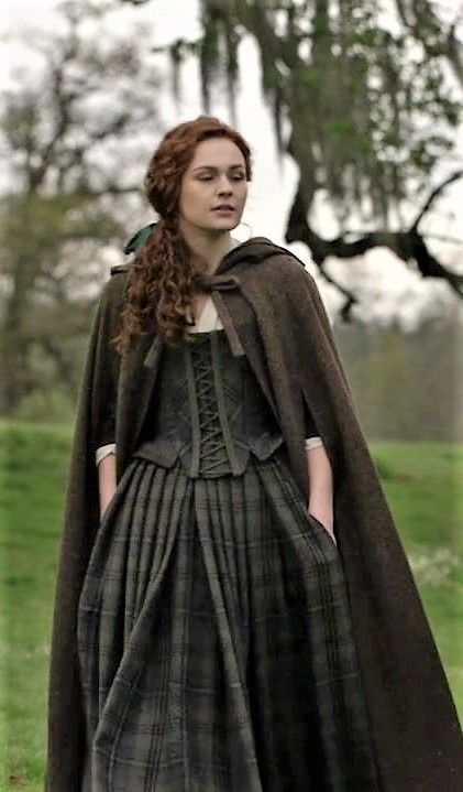 Scottish Womens Clothing, Scottish Dress For Women 18th Century, Highland Costume Women, Ancient Scottish Clothing, 18th Century Scottish Dress, Medieval Scotland Clothing, Scotish Clothes Traditional Women, Scottish Fashion Woman Modern, 1740s Fashion Scotland