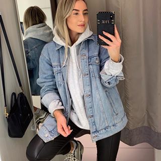 Freya Killin, Oversized Denim Jacket Outfit, Looks Adidas, Jacket Outfit Women, Jean Jacket Outfits, Denim Jacket Outfit, Oversized Denim Jacket, Hoodie Outfit, 가을 패션