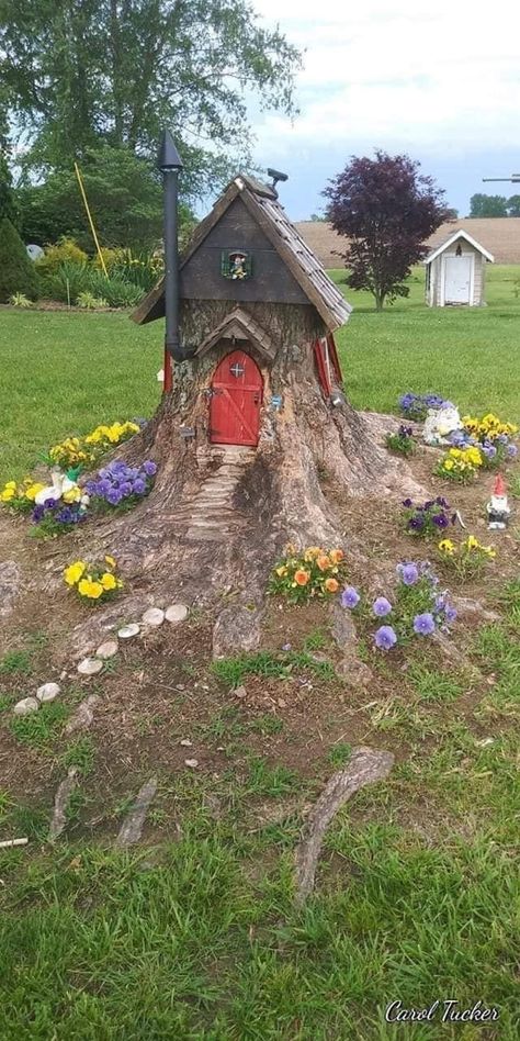 Stump Garden, Tree Stump Decor, Garden Spells, Stump Ideas, Farm Entrance, Carved Tree, Enchanted Gardens, Fairy Tree Houses, Privacy Plants