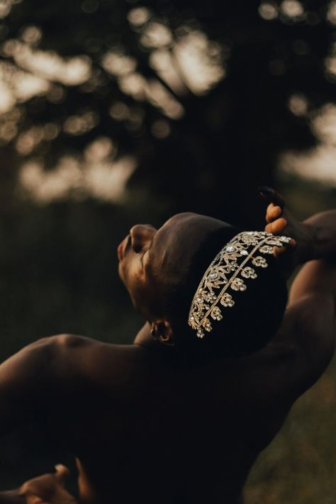 Rachel Seidu’s Photographs Go Beyond The Surface To Reveal Deeper Cultural Meanings - IGNANT Black Photography, Body Shots, Cultural Identity, Man Images, African Culture, Portrait Inspiration, People Photography, White Photography, Black Art