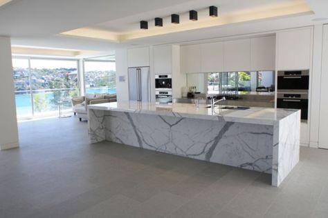 Calacatta Marble Kitchen, Marble Top Kitchen Island, Marble Kitchen Island, Kitchen Island Bench, Outdoor Kitchen Countertops, Marble Countertops Kitchen, Countertop Decor, Large Kitchen Island, Minimalist Kitchen Design