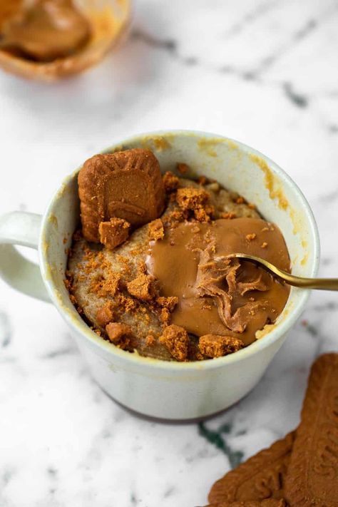 Biscoff Mug Cake, Quick Bakes, Brownie Mug Cake, Ramekin Recipes, Microwave Desserts, Mug Deserts, Small Batch Desserts, Mini Bundt Cakes Recipes, Stuff To Bake