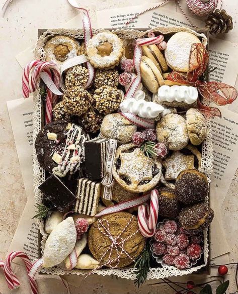 Christmas Cookie Display, Christmas Cookies Boxes Ideas, Cookie Workshop, Christmas Cookie Boxes, Giant Cookies, Cookie Display, Christmas Cookie Box, Cut Out Cookie Recipe, Christmas Treats Boxes