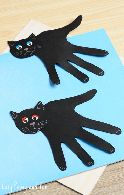 Handprint Black Cat Craft for Kids http://www.easypeasyandfun.com/handprint-black-cat-craft/ Black Cat Craft, Cat Crafts Preschool, Quick Halloween Crafts, Cat Kids, Handprint Crafts, Daycare Crafts, Crafty Kids, Halloween Crafts For Kids, Theme Halloween