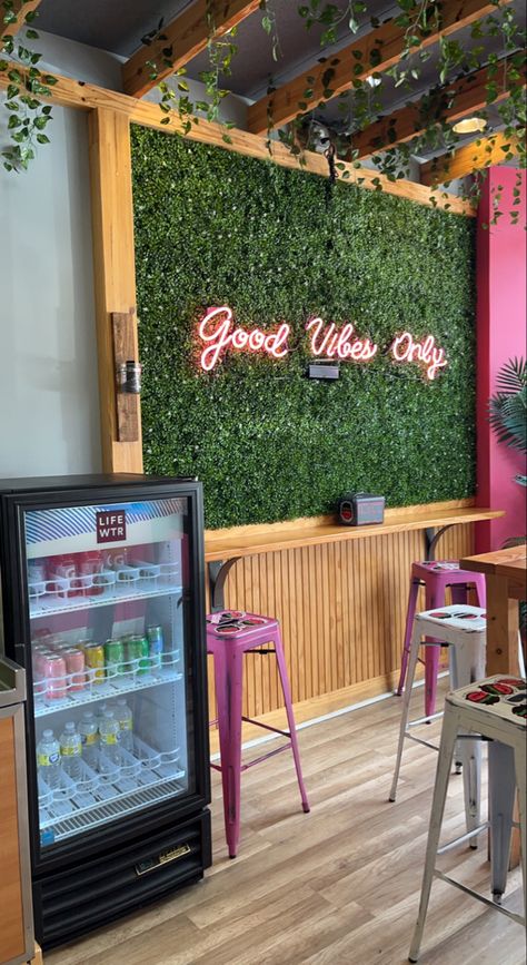 Tea Store Design Interiors, Small Cafeteria Design Ideas, Cheap Cafe Design Ideas, Acai Bar Ideas, Resturant Ideas Design Interiors Simple, Small Bar Ideas For Restaurants, Juice Cafe Design, Small Cafeteria Design, Ideas Para Restaurantes Decoracion