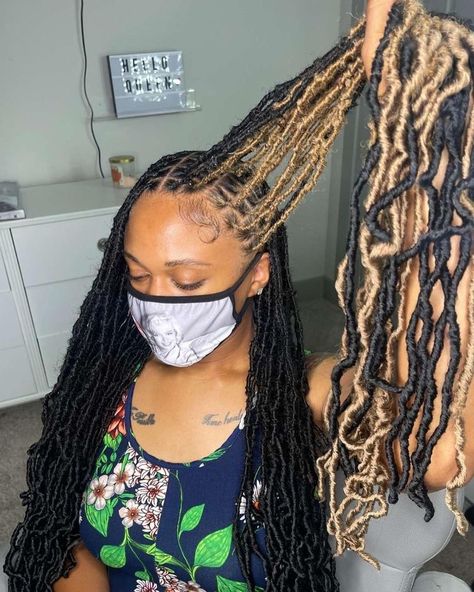 Faux Locs With Skunk Stripe, Skunk Faux Locs, Skunk Stripe Twist, Skunk Stripe Island Twist, Faux Locs Skunk Stripe, Skunk Strip Knotless Braids, Skunk Patch Knotless Braids, Soft Locs With Brown Highlights, Skunk Patch On Locs