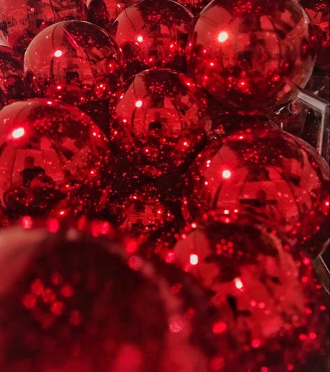 Red Ornaments Wallpaper, Red Xmas Aesthetic, Christmas Red Aesthetic, Red Aesthetic Christmas, Christmas Aesthetic Red, Red Christmas Aesthetic, Lux Christmas, Red Homescreen, Monthly Wallpapers