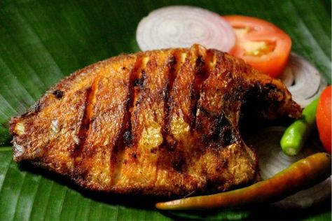 Karimeen is a popular fish found in the backwaters of Kerala. Karimeen Pollichathu is a traditional Kerala delicacy where the fish is marinated with a blend of spices and then wrapped in banana leaf and grilled or pan-fried. The banana leaf imparts a unique flavor to the fish, making it tender and succulent. The dish is often served with steamed rice or appam, and it is a true treat for seafood enthusiasts. Banana Leaf Rice, Kerala Fish Curry, Backwaters Of Kerala, Crispy Pancakes, Low Fat High Protein, Black Chickpeas, Kerala Tour, Banana Fritters, Traditional Breakfast