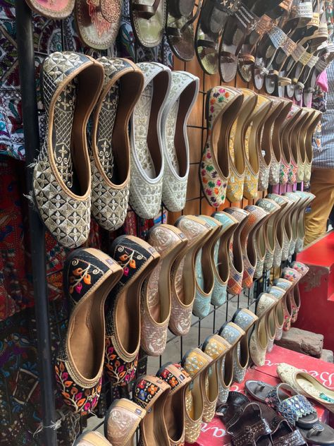 Delhi Market Aesthetic, Indian Street Shopping Aesthetic, Street Shopping India, Janpath Market Delhi India, Desi Market Aesthetic, Indian Shopping Aesthetic, Janpath Market Aesthetic, Street Shopping Aesthetic, Delhi Girl Aesthetic