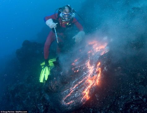 underwater volcanoes | Working up a right lava! Daredevil diver who tries to mould 1,000C red ... Magma Chamber, Ocean Ecosystem, Underwater Video, Lava Tubes, Ocean Science, Plate Tectonics, Lava Flow, Oceanography, Northwest Coast