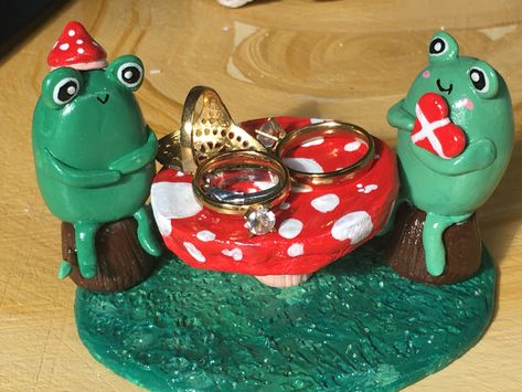 Clay Crafts Frog, Frog Ring Holder, Frog Clay, Clay Jewellery Holder, Clay Dishes, Clay Mushrooms, Frog Ring, Diy Air Dry Clay, Clay Things