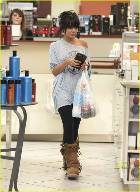 Vanessa Hudgens Fringe Boots Outfit, Vanessa Hudgens Outfits, Gabriella Montez, 2010 Outfits, Indie Sleeze, Vanessa Hudgens Style, Hippie Grunge, Outfits 2000s, Teacher Clothes