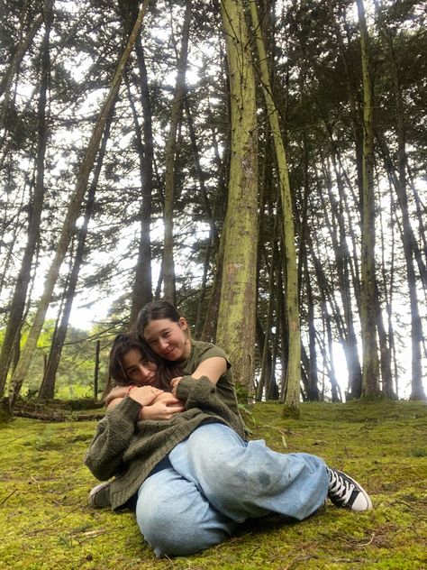 Aesthetic Couple Pics Wlw, Wlw Family Aesthetic, Wlw Couples Aethstetic, Wlw Cute, Couple Forest, Love Isnt Real, Hippie Couple, Want A Girlfriend, Friend Pictures Poses