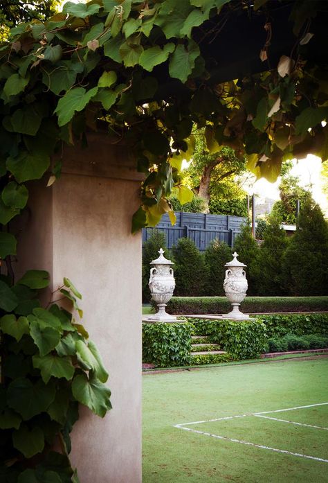 Champagne Courtyard, Formal Shade Garden Design, Paul Bangay Gardens Small Spaces, Monestary Garden, Courtyard Flowers, Formal Garden Steps, Paul Bangay Gardens, Grass Tennis Court, Compound Design