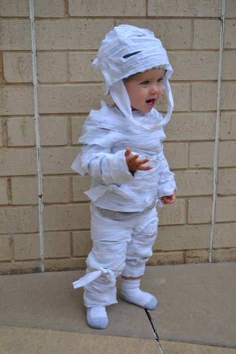 My son changed his mind from being Bumble Bee transformer to being a mummy. How To Make An Easy, No-Sew, Child's Mummy Costume Diy Mummy Costume, Zombie Costume Kids, Diy Costumes Kids Boys, Toddler Boy Halloween Costumes, Mummy Costume, Baby Kostüm, Diy Costumes Kids, Diy Halloween Costumes For Kids, Homemade Halloween Costumes