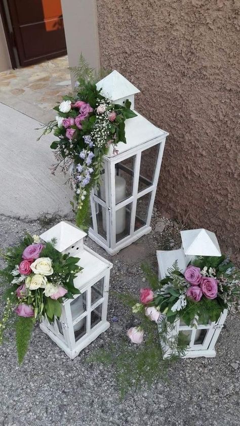 Lantern With Flowers, Lanterns With Flowers, Events Decorations, Lantern Centerpiece Wedding, Easter Flower Arrangements, Deco Champetre, Lantern Ideas, Lantern Centerpieces, Creative Flower Arrangements