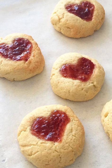 Jam tart recipe - valentine recipe for kids - simple baking recipe - heart cake Jam Drops Recipe, Valentine Baking, Jam Drops, Baking With Toddlers, Childrens Baking, Simple Baking, Cake Recipes For Kids, Valentines Baking, Jam Tarts