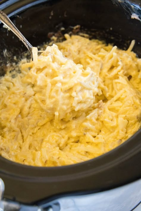 Crockpot Hashbrown Casserole - classic cheesy potato casserole made in the crockpot. Super simple, frees up the oven and makes dinner time easy! Crockpot Hashbrown Casserole, Crockpot Cheesy Potatoes, Cheesy Potatoes With Hashbrowns, Cheesy Potatoes Crock Pot, Cheesy Potatoes Recipe, Cheesy Hashbrown Casserole, Frozen Hashbrowns, Crock Pot Potatoes, Crockpot Casserole