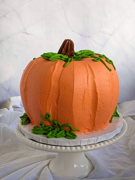 Halloween Cupcake Cake Ideas, Cupcake Cake Ideas, Thanksgiving Cakes Decorating, Halloween Cupcake Cake, Pumpkin Shaped Cake, Vegan Holiday Desserts, Fall Birthday Cakes, Scary Cakes, Pumpkin Smash