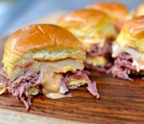 Corned Beef Sliders, Reuben Sliders, Corned Beef Reuben, Slow Cooker Corned Beef, Corned Beef Brisket, Beef Sliders, Slider Recipes, Sloppy Joe, Asiago