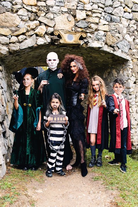 Harry Potter Family Costume Family Harry Potter Costumes With Baby, Sirius Black Costume, Voldemort Costume, Creative Halloween Costume Ideas, Potter Family, Harry Potter Halloween Costumes, Sibling Costume, Funny Couple Costumes, Themed Halloween Costumes