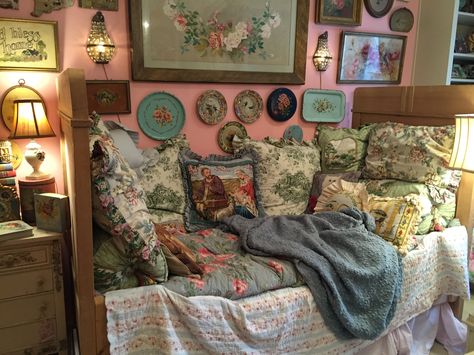 Cozy Grandma House, Granny Chic Decor, Grandma Chic, Mind Palace, Granny Chic, Grandmas House, Blue House, Dream Rooms, Dream House Decor