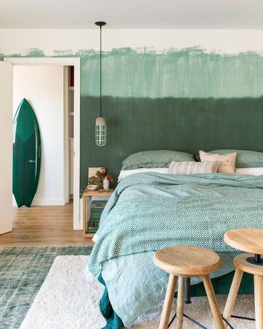 An out-of-the-box designer gives a lackluster beach cottage a good dose of grown-up surf style Bedroom Wallpaper Texture, Deco Surf, Surf Room, Surfboard Decor, Murals Wallpaper, Surf Decor, Luxury Duvet Covers, Surf Design, Spanish Style Homes