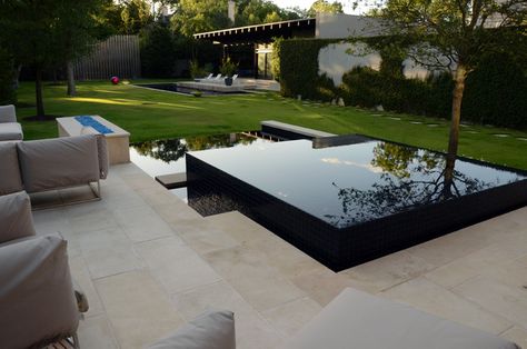 Modern Infinity Edge Pool & Spa - Modern - Pool - Houston - by Vollmer Custom Pools LLC | Houzz Infinity Edge Spa, Contemporary Water Feature, Gunite Swimming Pool, Pools For Small Yards, Edge Pool, Geometric Pool, Endless Pool, Rock Waterfall, Infinity Edge Pool