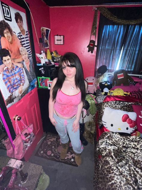 2000s Dorm Room Aesthetic, Me In My Room At 3 Am, Ayesha Ericota Style, Trashy 2000s Aesthetic Room, 2000s Older Sister Aesthetic, Trashy Bedroom, 2000 Room Aesthetic, Y2k Pink Room, Bratz Bedroom