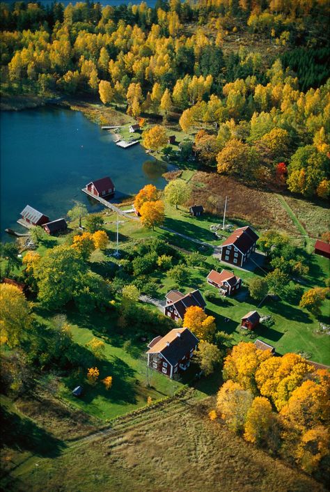 Typical Swedish red cottages at Stockholm's Archipelago Photo: Magnus Rietz / imagebank.sweden.se Stockholm Archipelago, Breathtaking Nature, Sweden Travel, Nature Hd, Dream Places, Autumn Scenery, Aesthetic Pics, Beautiful Places To Visit, Archipelago