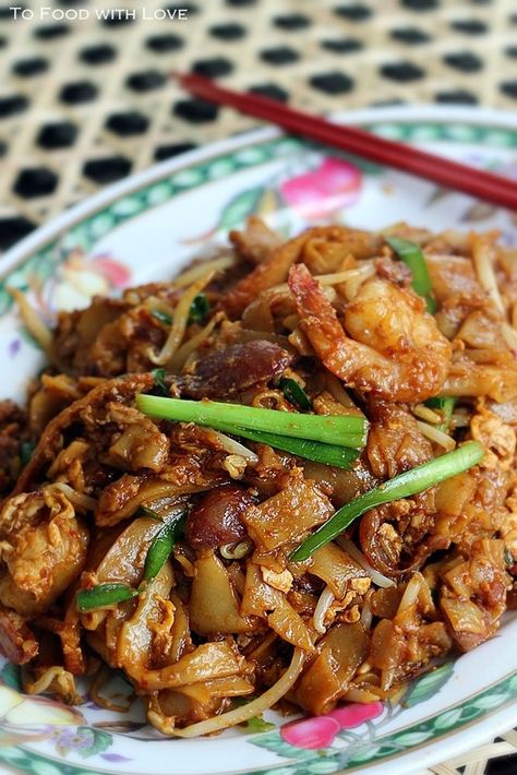 Char Kuay Teow with sweet soy    ﻿   If you know and love Malaysian food, then Char Kuay Teow needs no introduction. In terms of popul... Char Keow Teow Recipe, Malaysian Recipes, Fried Kway Teow, Masakan Malaysia, Malay Food, Malaysian Cuisine, Asian Noodle Recipes, Singapore Food, Malaysian Food