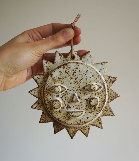 Celestial Sculpture, Pottery Sun, Sun Wall Hanging, Ceramic Sun, Hantverk Diy, Dirty Hands, Pottery Inspo, Sun Face, Pottery Handbuilding