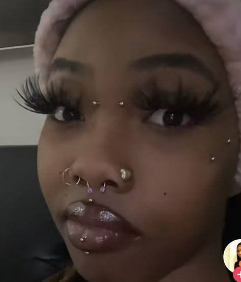 Cute Face Percinings, Side Face Piercing, Piercing Between Eyes, Lip Fang Piercing, Nose Piercing On Wide Nose, Anti Eyebrow Piercing Black Women, Baddie Percinings, Reverse Eyebrow Piercing, Piercing Under Eye