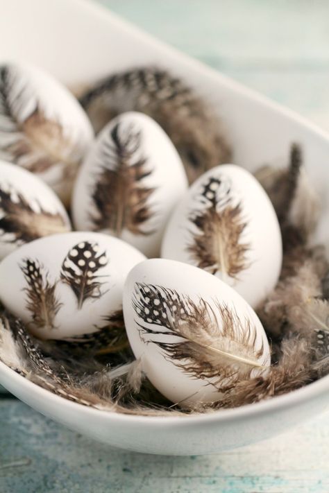 These DIY Feather Easter Eggs are a simple but elegant way to decorate Easter eggs! Simple Easter Decor, Diy Osterschmuck, Diy Frühling, Farmhouse Easter Decor, Frugal Mom, Easter Egg Designs, Easter Eggs Diy, Easter Dinner, Egg Art