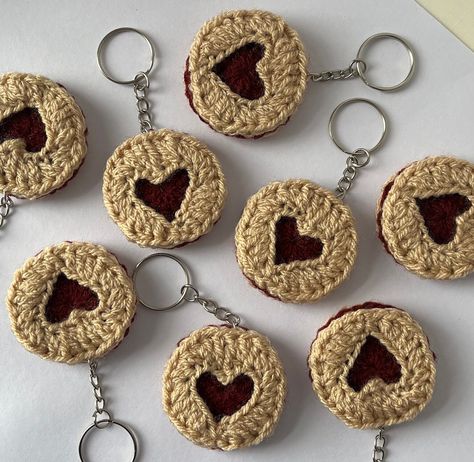 Crochet handcrafted keyrings inspired by Jammie Dodger biscuits ❤️ Crochet A Keychain, Craft Keychain Ideas, Bf Crochet Gifts, Cute Crochet Gifts For Friends, Crochet Ideas Keychain, Crochet Little Things, Crochet Sign, Little Crochet Gifts, Crochet Ideas For Boyfriend