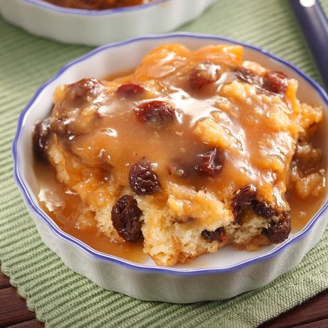 Raisin Pudding, Poor Mans Pudding, Quick Puddings, Caramel Pudding Recipe, Pudding Recipes Homemade, Southern Family, Self Saucing Pudding, Caramel Pudding, Dessert Simple